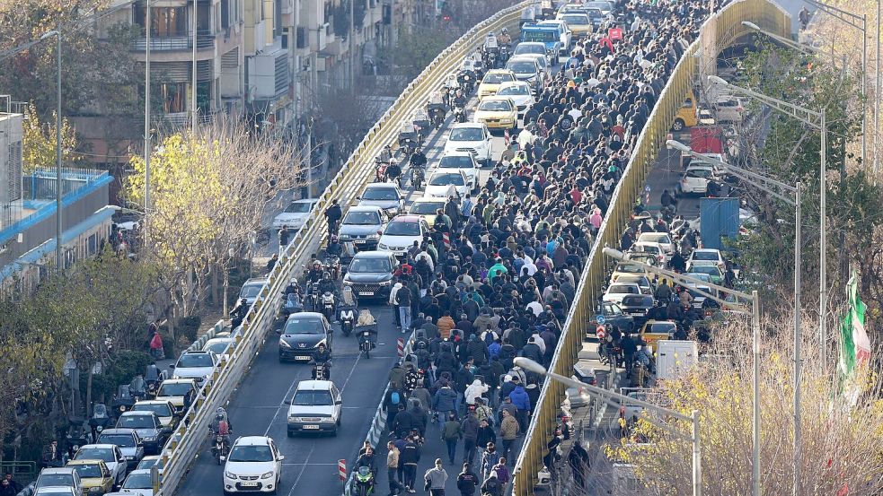 Bei den Protesten im Iran kommt es zunehmend zu Gewalt. (Archivbild) Foto: -/Fars News Agency/AP/dpa