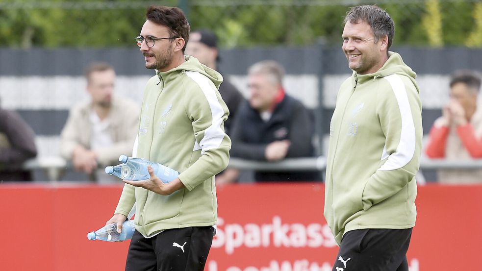 Die Firreler Trainer Julian Bennert (links) und Bernd Grotlüschen (rechts) freuen sich über den Winterneuzugang aus Jeddeloh. Foto: Jens Doden, Emden