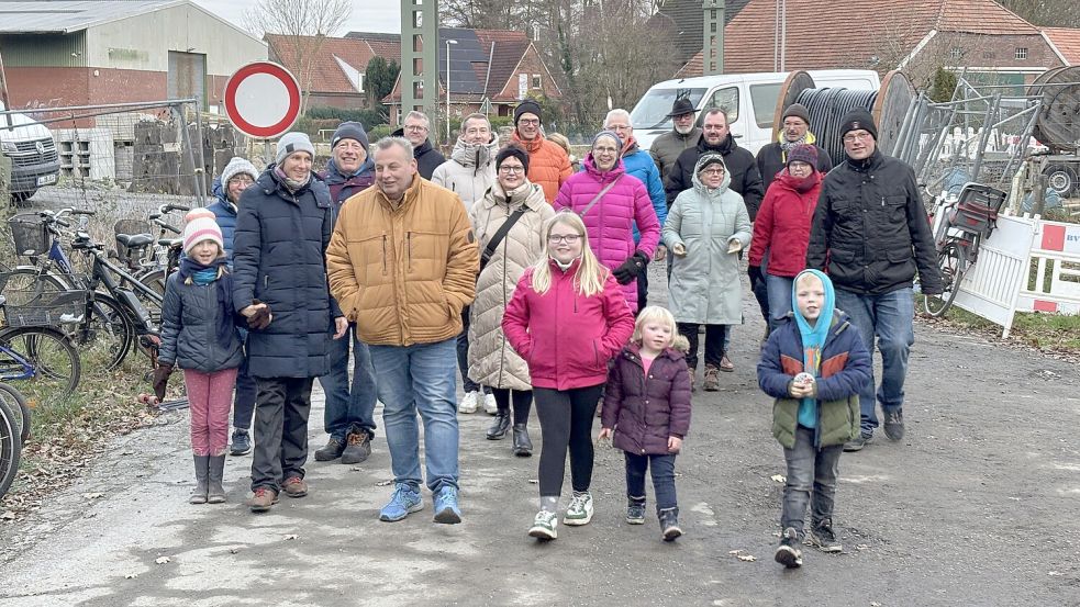 Betroffene Anwohner, Landwirte, Westoverledingens Bürgermeister Theo Douwes, Bauamtsleiter Marcus Smid und Politiker trafen sich beim Bahnübergang Uhlenweg in Ihrhove. Der Bahnübergang ist schon länger als zwei Jahre geschlossen. Foto: Carsten Ammermann