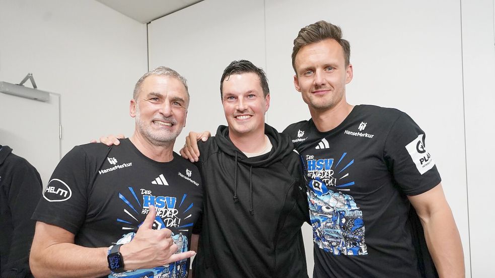 Hamburgs früherer Sportvorstand Stefan Kuntz (l-r), HSV-Trainer Merlin Polzin und Claus Costa, Sportdirektor, feiern den Aufstieg in die 1. Bundesliga. (Archivbild) Foto: Marcus Brandt