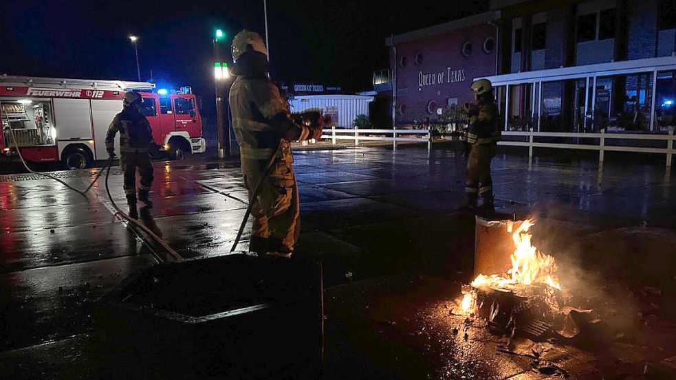 Abgebrannte Silvesterknaller, die Feiernde in der Neujahrsnacht am Barßeler Hafen abgestellt hatten, fingen am Neujahrstag erneut Feuer. Foto: Feuerwehr
