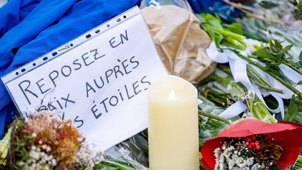 „Ruhet in Frieden bei den Sternen“, steht auf einer Botschaft am Brandort. Foto: Jean-Christophe Bott