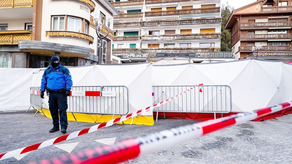 Die ausgebrannte Bar ist zur Spurensuche weiter abgesperrt. Foto: Jean-Christophe Bott