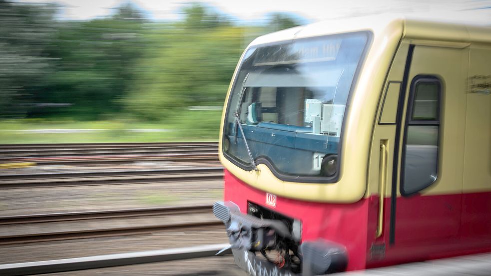 Mit schwersten Verletzungen am Kopf und an den Beinen wurde das Mädchen in ein Krankenhaus gebracht. Foto: IMAGO/Christian Spicker