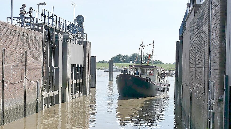 Damit Schiffe in den Hafen von Weener ein- und von dort wieder in die Ems auslaufen können, ist ein reibungsloser Schleusenbetrieb unabdingbar. Foto: Gettkowski
