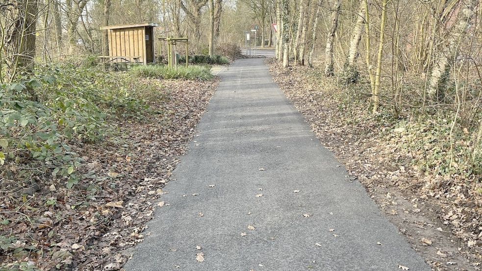 Eine neue, wasserdurchlässige Wegedecke sorgt auf dem Wander- und Radweg zwischen Ihrhove und Rhauderfehn für bessere Bedingungen. Foto: Gemeinde Westoverledingen/ Beening