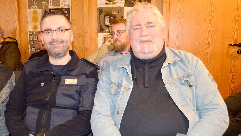 Timo Fecht (links) und Oskar Gerdes waren in der Ratssitzung am 11. Dezember im Ratssaal anwesend, als die Entscheidung fiel, dass sie für weitere sechs Jahre an der Spitze des Gemeinde-Feuerwehrkommandos stehen. Sie freuten und bedankten sich. Foto: Astrid Fertig
