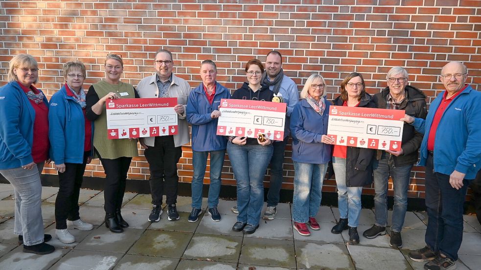 Das Foto zeigt (von links) Jutta Schmidt, Rosie Santjer (beide Theatergruppe), Ute Fleßner (Hospizhuus Leer), Andree Winkler, Harald Tinnemeyer (beide Theatergruppe), Antje und Tobias Veenker (Botschafter für „Die Brückenbauer/innen“), Elvira Tinnemeyer (Theatergruppe), Beate Höffmann und Dieter Seemann (beide Elternverein krebskranker Kinder) sowie Helmut Santjer (Theatergruppe). Foto: Holger Weers