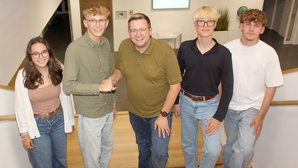 Der Vorstand des Jugendparlaments der Gemeinde Barßel mit Bürgermeister Nils Anhuth (Mitte), weiter von links: Anna Thoben, Jannik Ley, David Freemann, Kurt Decker. Foto: Hans Passmann