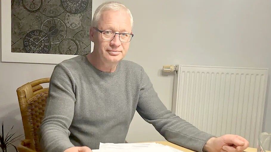 Dutzende Dokumente von der EWE hat Rudolf Robin aus Renkenberge. Klarheit bringt keines. Foto: Michael Kierstein