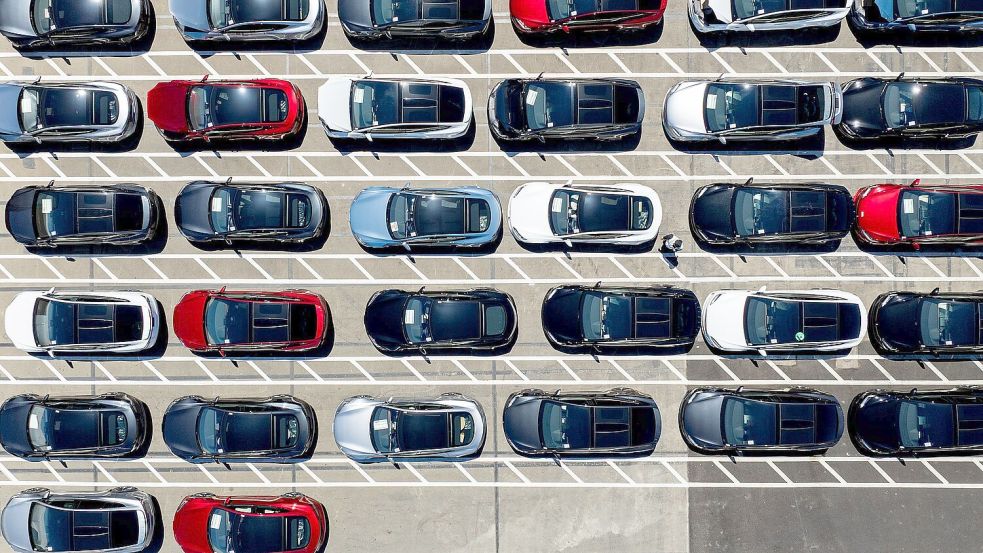 Die Tesla-Auslieferungen gingen im zweiten Jahr in Folge zurück. (Archivbild) Foto: Noah Berger/FR34727 AP/dpa