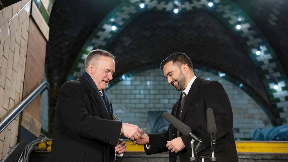 Zohran Mamdani (rechts) ist jetzt offiziell der neue Bürgermeister von New York. Dafür musste er neben seines Amtseids auch neun Dollar zahlen. Foto: IMAGO/ZUMA Press Wire/Amir Hamja for The New York Time