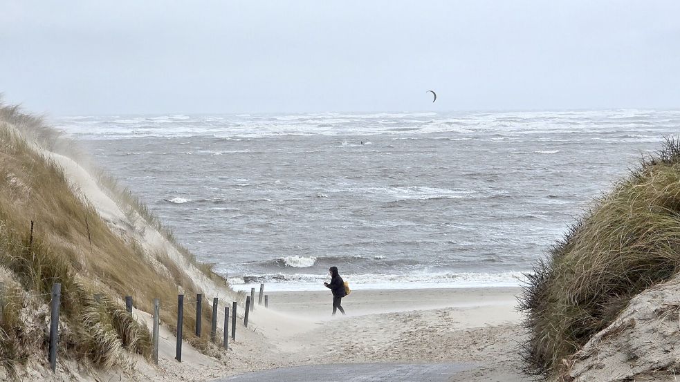 Das neue Jahr beginnt in Ostfriesland mit Sturm und Schneeschauern. Entlang der Küste und auf den Inseln, hier: Baltrum, gab es die erste Sturmflut des Jahres. Foto: Jonas Bothe