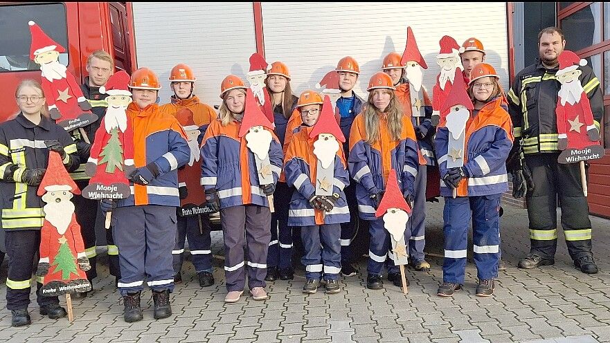 Mitglieder der Jugendfeuerwehr Rhaudermoor hatten zusammen mit Betreuern in Rhaudermoor Weihnachtsmänner und Wichtel aus Holz aufgestellt. Jetzt sind drei dieser Figuren verschwunden. Foto: Feuerwehr Rhaudermoor