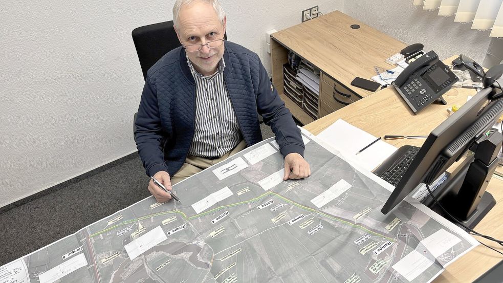Vor Meino Kroon liegt ein Plan vom Holter Hammrich. Er sagt, das war das schönste Projekt in seiner Amtszeit. Foto: Dirk Hellmers