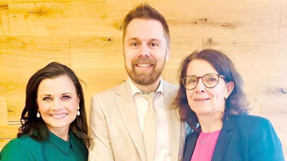 Bundestagsabgeordnete Gitta Connemann (von links), Joachim Duin und stellvertretende Vorsitzende Melanie Nonte nach der Wahl von Duin zum CDU-Kandidaten für die Samtgemeindebürgermeisterwahl. Foto: CDU Samtgemeindeverband Hesel