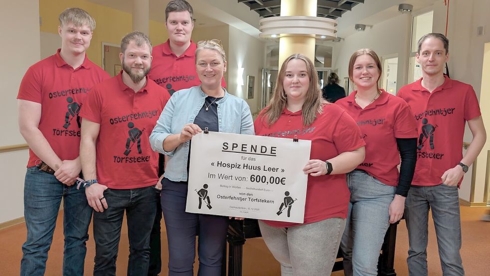 Jens Schmidt (rechts) von den Osterfehntjer Törfstekers überreichte die Spende an das Hospiz-Huus in Leer. Auf dem Foto sind von links nach rechts Max Polloke, Marcel Cramer, Nico Tinnemeyer, Ute Fleßner (Hospiz Huus), Sandra Berlin, Karina Behrens und Jens Schmidt zu sehen. Foto: Jens Schmidt
