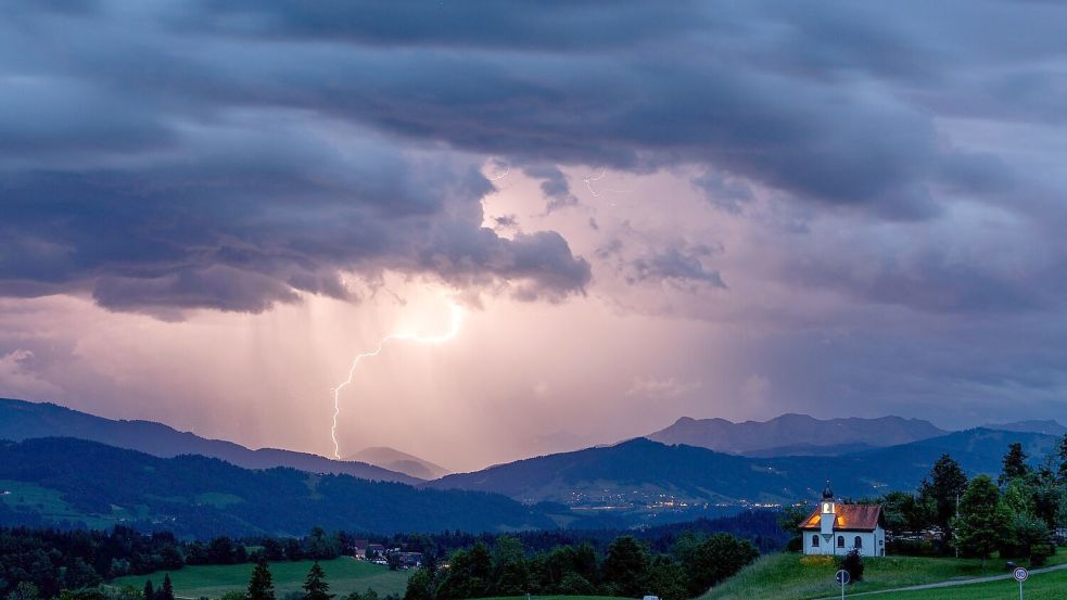 Am Alpenrand blitzt es meist besonders oft. (Archivbild) Foto: Jan Eifert/dpa