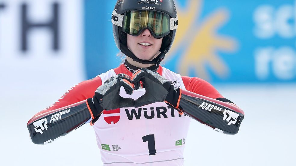 Camille Rast widmet ihren Sieg den Opfern der Feuerkatastrophe von Crans-Montana. Foto: Marco Trovati/AP/dpa
