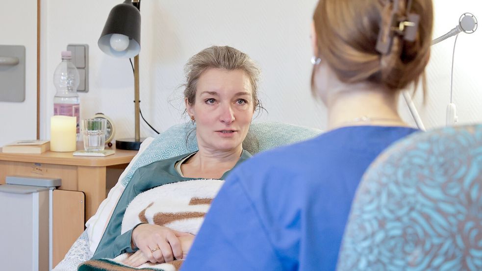 Bewohnerin Frau Müller alias Schauspielerin Johanna Bethge ist neu im Altenheim. Wie gut gelingt es der Osnabrücker Pflegeschülerin Nina Lampe, auf sie einzugehen? Foto: Jörn Martens