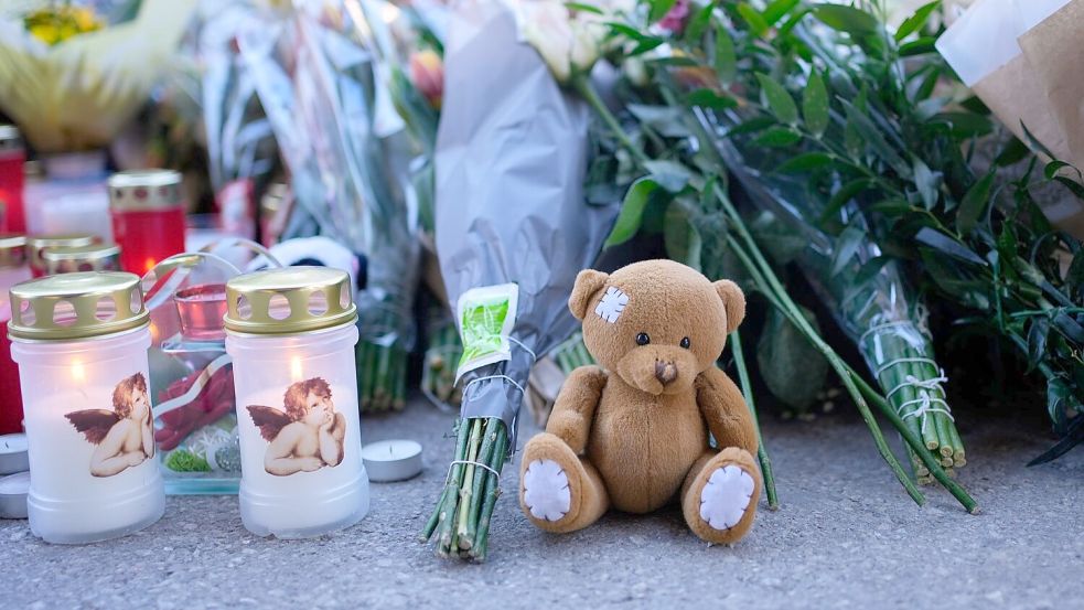 Ein Meer aus Kerzen, Blumen und Stofftieren erinnert an die Opfer. Foto: Baz Ratner/AP/dpa