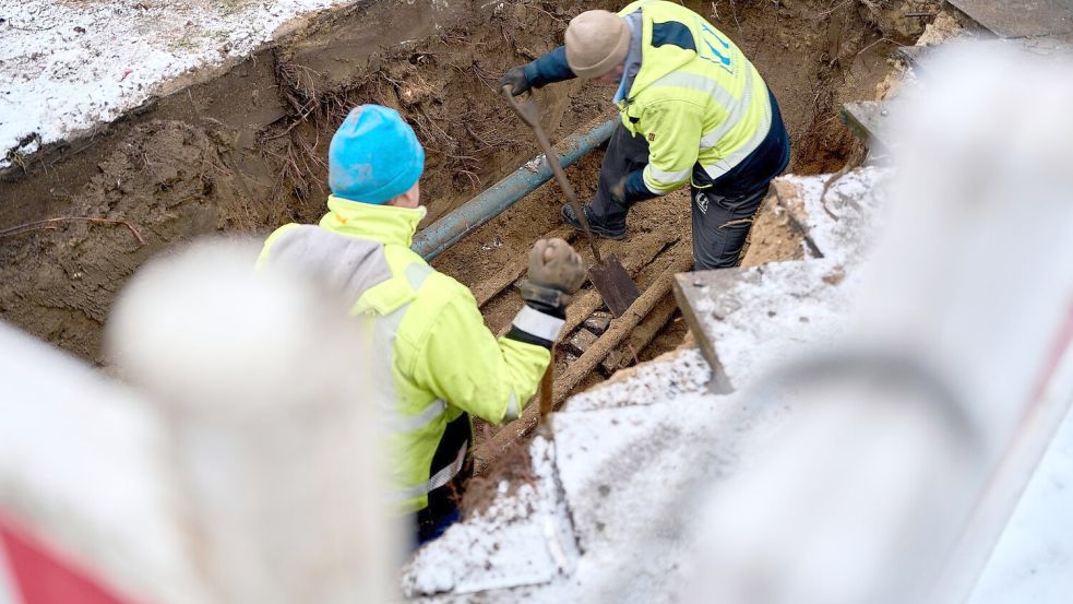 Mit Ersatzleitungen konnten einige Haushalte wieder ans Stromnetz angeschlossen werden, rund 35.000 müssen aber wohl bis Donnerstag Geduld haben. Foto: Michael Ukas