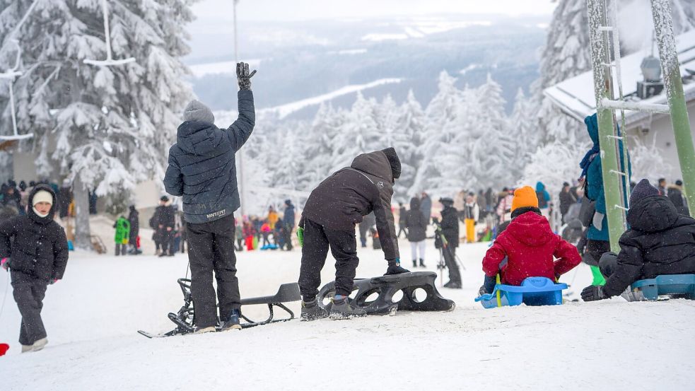 Wintersportler wie hier auf der Wasserkuppe in Hessen können sich freuen - es bleibt vorerst winterlich kalt in Deutschland. Foto: Andreas Arnold