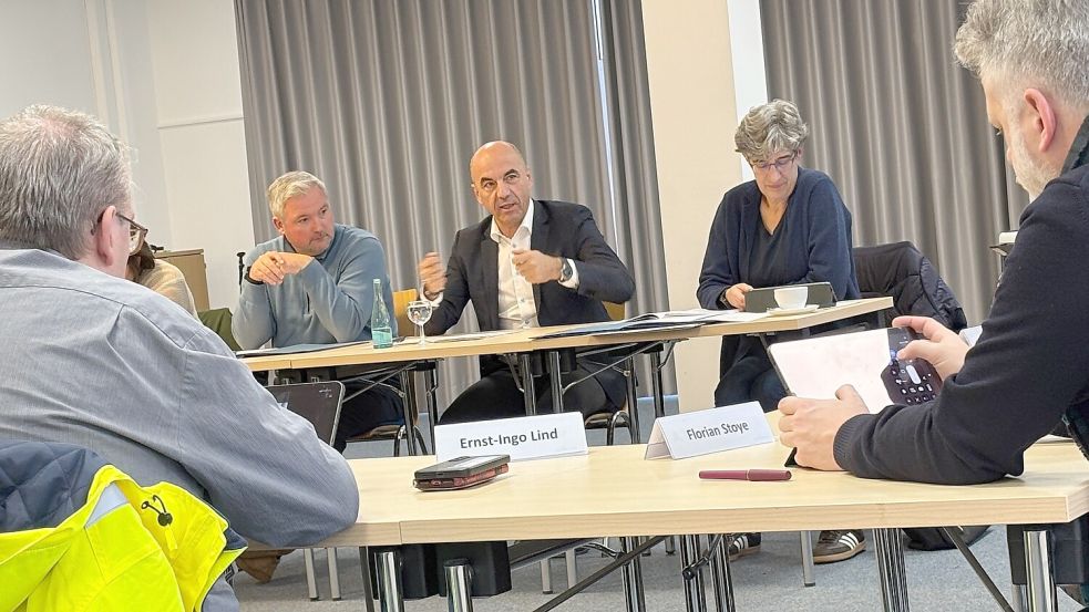 EWE-Vorstandschef Stefan Dohler (Mitte) antwortete kürzlich auf Fragen von Leeraner Kreistagsabgeordneten. Die Sitzung leitete Sascha Laaken (Zweiter von links), die Verwaltung war durch die Erste Kreisrätin Jenny Daun vertreten. Foto: Karin Lüppen