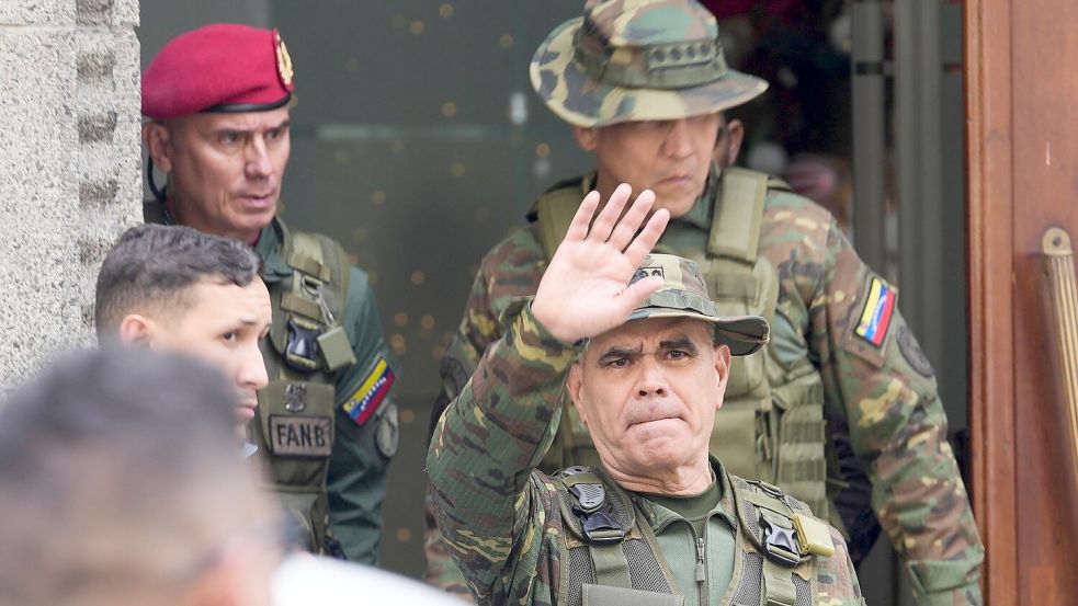 Die Streitkräfte stärken Vizepräsidentin Rodríguez den Rücken. Foto: Matias Delacroix/AP/dpa