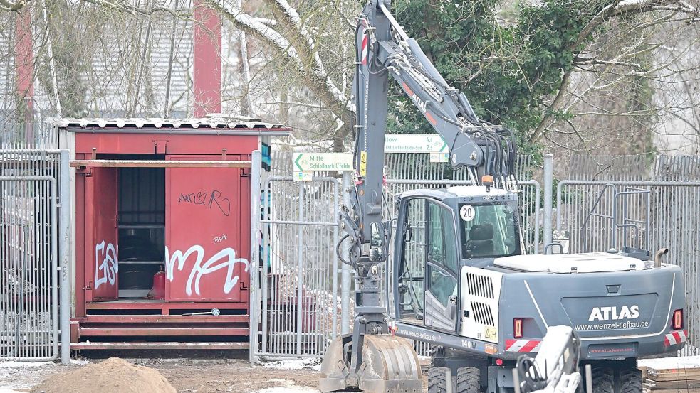 Fieberhaft arbeiten Fachleute daran, die Stromversorgung wieder herzustellen. Foto: Sebastian Christoph Gollnow/dpa