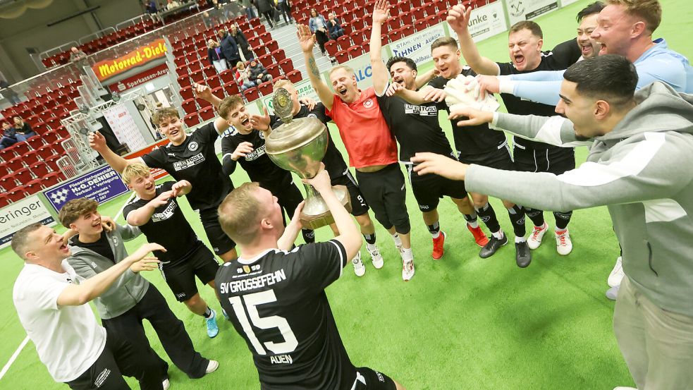 Bei der dritten Finalteilnahme in Folge hat es für den SV Großefehn beim Aurich-Cup geklappt. Der Favorit behielt gegen Weene mit 1:0 die Oberhand. Fotos: Doden/Emden