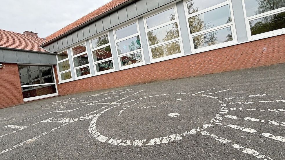 2016 schloss die Grundschule Burlage ihre Türen. Jetzt wird das Gebäude umgebaut: zum Kindergarten und zur Kindertagesstätte. Foto: Marion Janßen/Archiv