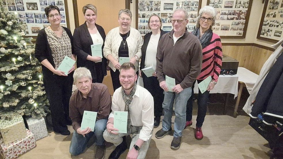 Das Ensemble des Spölkring Ihren probt für das neue plattdeutsche Stück „De Grillverein un hör rode Auto“. Auf dem Foto fehlt Neuzugang Christhard Wendt, da er an diesem Tag verhindert war. Foto: Anna-Gerda Bluhm