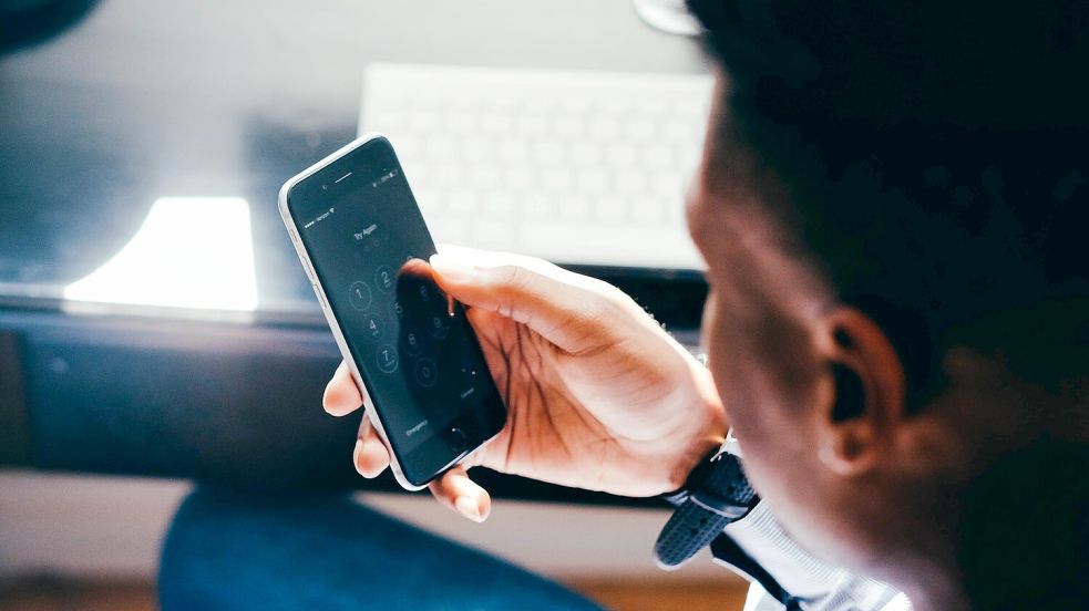 Erst zu Hause fiel einem Mann auf, dass das Smartphone eine Fälschung war. Symbolfoto: Pixabay