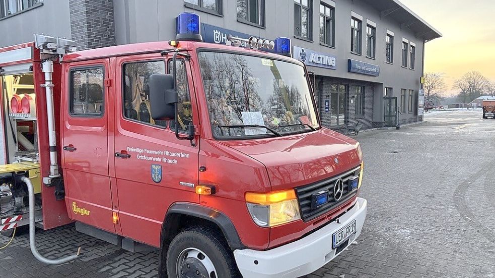 Die Feuerwehr ist gegen 4.15 Uhr zu einem Brand in dem Firmengebäude von Alting Landtechnik in Marienheil gerufen worden. Foto: Carsten Ammermann