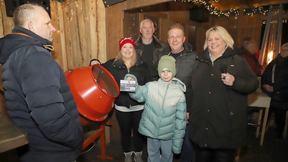 Große Spannung herrschte bei der Ziehung der Weihnachtsverlosung des Handels- und Gewerbevereins Barßel (von links): Markus Kreke, Petra van Rüschen, Egon Lampe, Christoph Deters, Rouven Schwarting, Natascha Deters. Foto: Hans Passmann