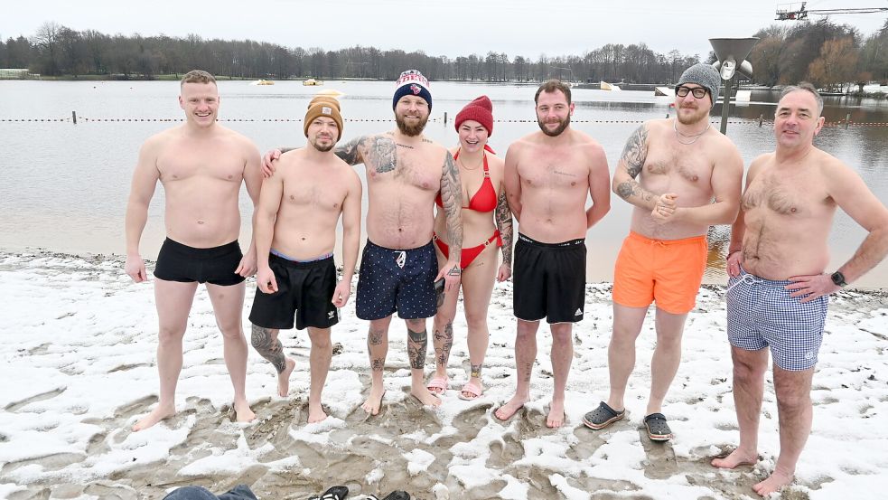Zusammen mit sechs weiteren Badelustigen stieg Dennis Mackenthum (dritter von links) zum Anbaden in den kalten Idasee. Zwei weitere Personen stießen später dazu. Fotos: Holger Weers