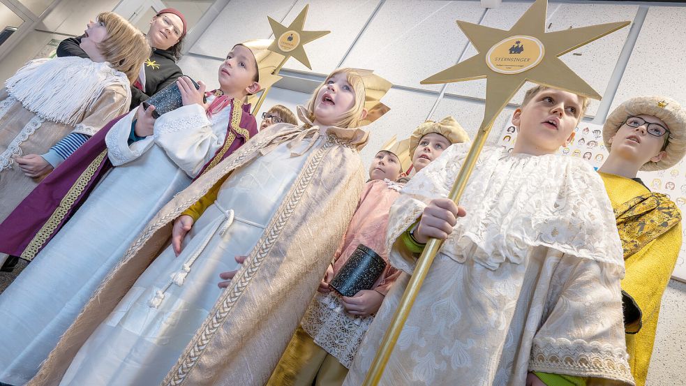 Mit eingängiger Melodie singen die Kinder und Jugendliche in etwa 150 Haushalten. Foto: Klaus Ortgies
