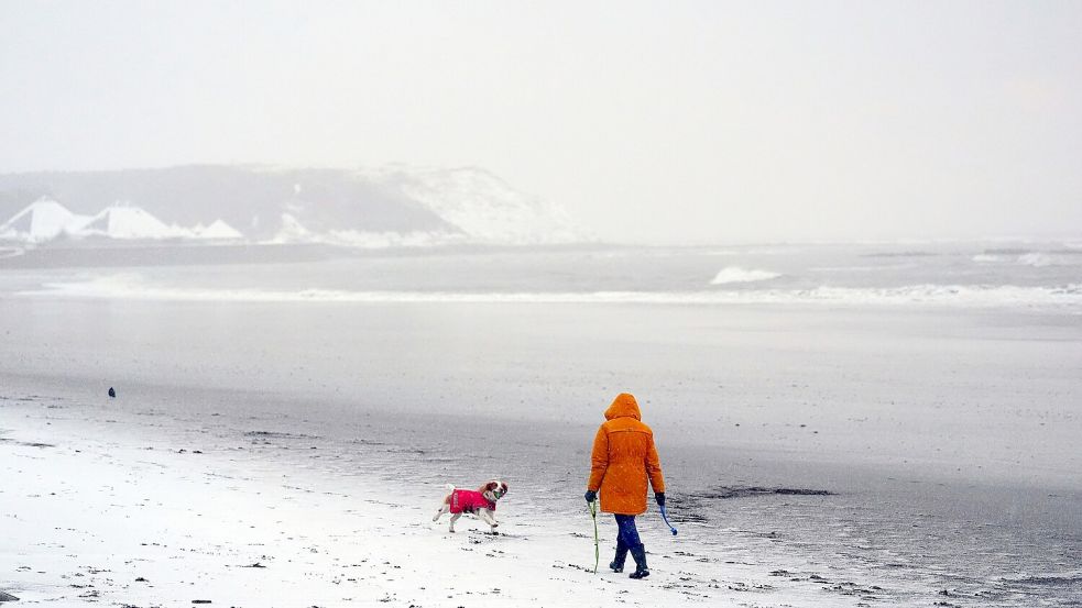 Nicht jeder konnte das winterliche Wetter genießen. Foto: Danny Lawson/PA/AP/dpa