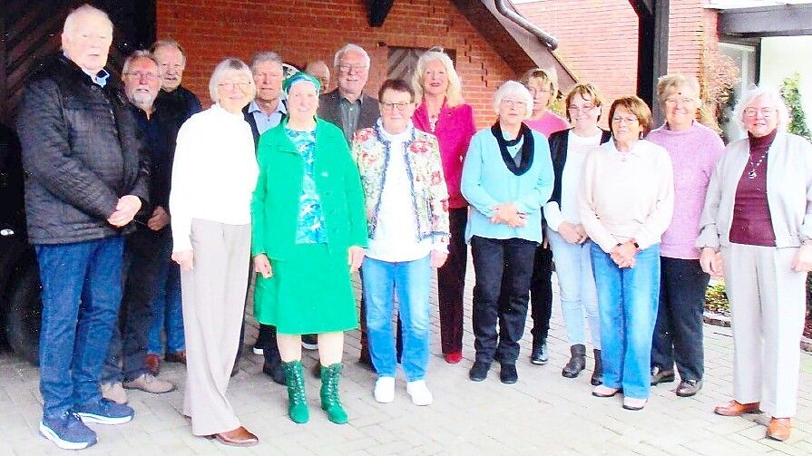 Auf dem Foto sind in der hinteren Reihe von links zu sehen: Bernhard Kannegießer, Alois Meyer, Hans-Josef Jansen, Josef Meyer, Horst Gehring, Clemens Meyer, Marlies Janßen (geborene Rauert), Elisabeth Antons (geborene Wilken), Inge Bollmann (geborene Wahrheit), Christa van Geldern (geborene Behnen) und Elisabeth Nitsche (geborene Book). In der vorderen Reihe von links: Marlene Oltmanns (geborene Grüßing), Helene Halfmann (geborene Poelker), Marlene Brüggen (geborene Lind), Angela Hannen (geborene Lakeberg) und Margret Plaisier (geborene Schulte).