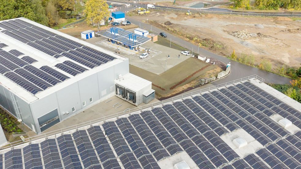 Ein Solarpark in Sachsen, der dem Laden von Elektroautos dient. (Archivbild) Foto: Sebastian Kahnert