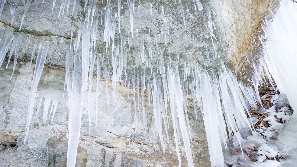 Ein herabfallender Eiszapfen trifft in Oberbayern einen Jungen. (Symbolbild) Foto: Daniel Karmann