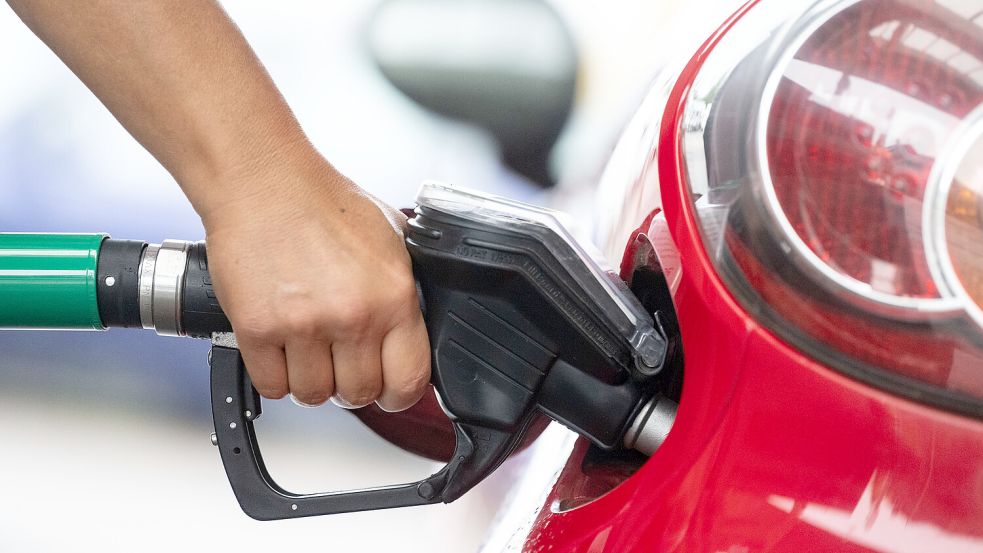 Wenn der Sprit billiger bleibt als der Ladestrom, dürfte es mit dem Durchbruch der E-Mobilität schwer werden. Foto: dpa/Marijan Murat