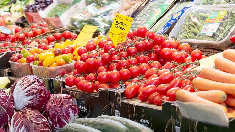 Je höher die Inflationsrate, umso geringer die Kaufkraft der Menschen: Sie können sich für einen Euro dann weniger leisten - zum Beispiel beim Lebensmitteleinkauf. Foto: Boris Roessler