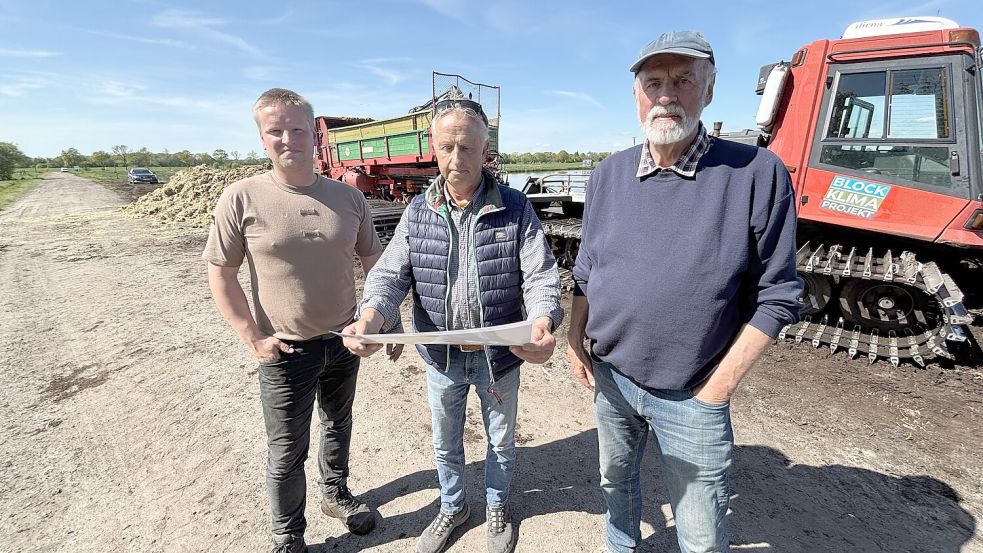 Das Foto aus April 2025 zeigt die Unternehmer Daniel Block (von links) und Gerhard Block, die Karl-Heinz Augustin von der Gruppe Naturschutz Emsland-Nord/Ostfriesland-Süd die Pläne für die Moorerweiterung in Flachsmeer erläutern. Fotos: Carsten Ammermann