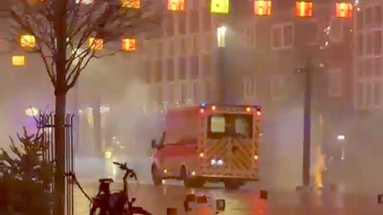 Ein Video von der Silvesternacht am Neuen Markt in Emden ist viral gegangen. Dort ist ein Rettungswagen zu sehen, der von einer Rakete getroffen wird. Foto: Screenshot aus Video von Bermal Dirks
