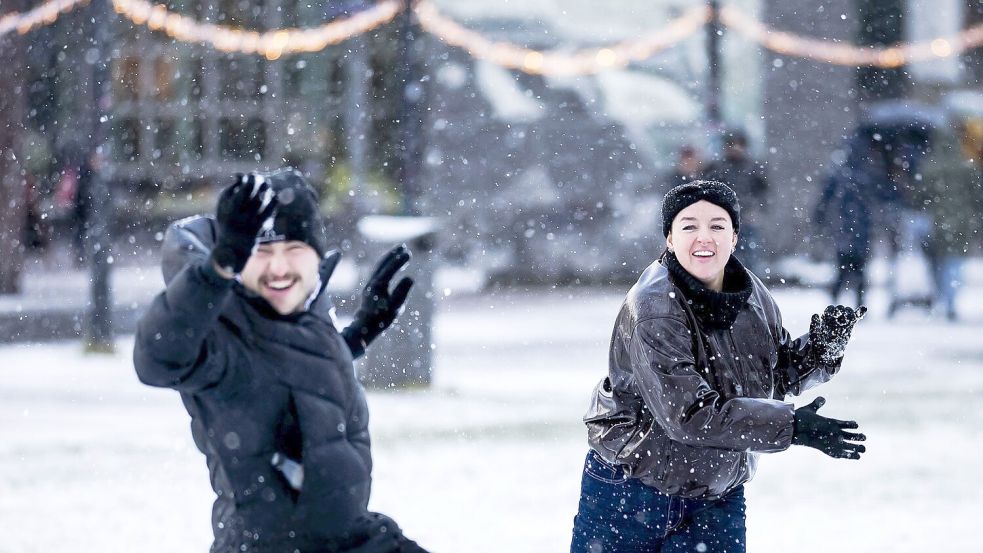 Menschen vergnügen sich bei einer Schneeballschlacht in Amsterdam in den Niederlanden. Foto: Robin Van Lonkhuijsen