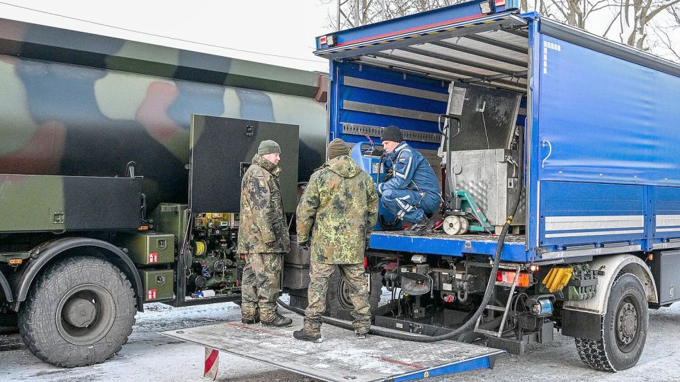 Die Bundeswehr unterstützt das Technische Hilfswerk bei der Betankung mit Diesel, der für Notstromaggregate benötigt wird. Foto: Jens Kalaene