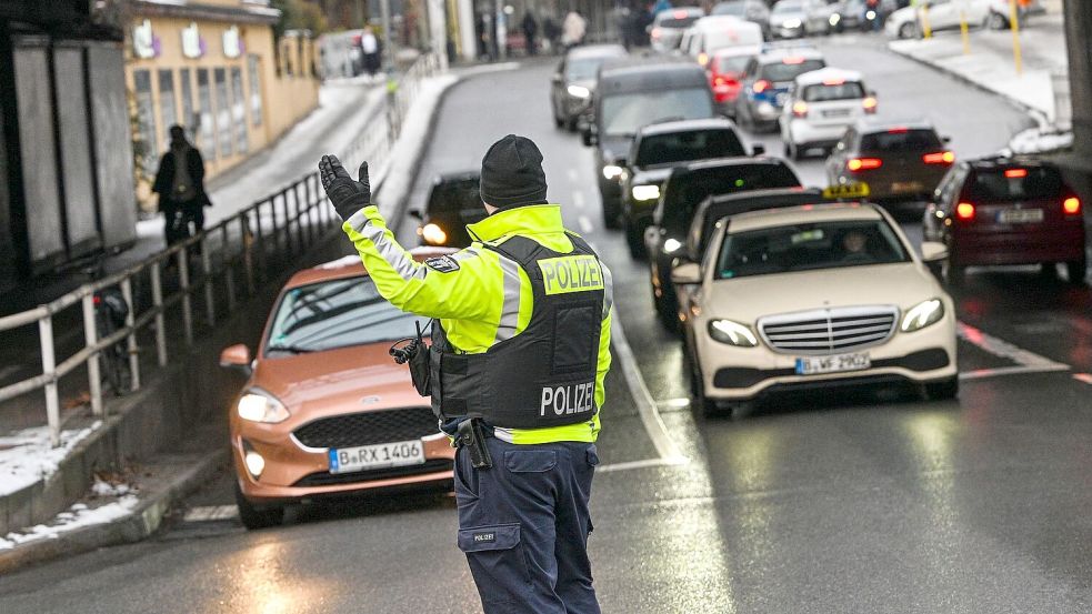 Die Polizei regelt den Verkehr an einer Kreuzung am S-Bahnhof Zehlendorf. Foto: Jens Kalaene