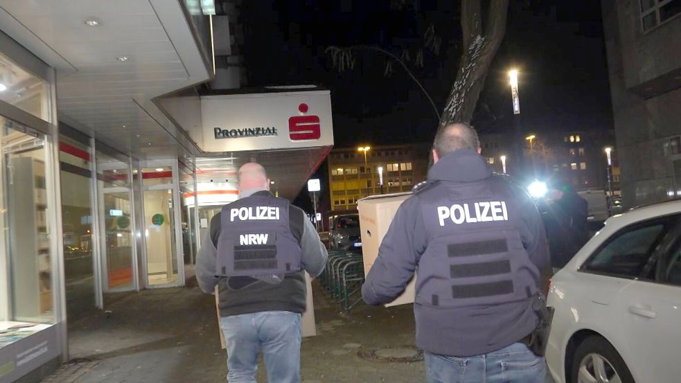 Mehrere Kisten mit Beweismaterial aus der Sparkassenfiliale sicherten Polizeibeamte am Abend. Foto: Markus Gayk/dpa